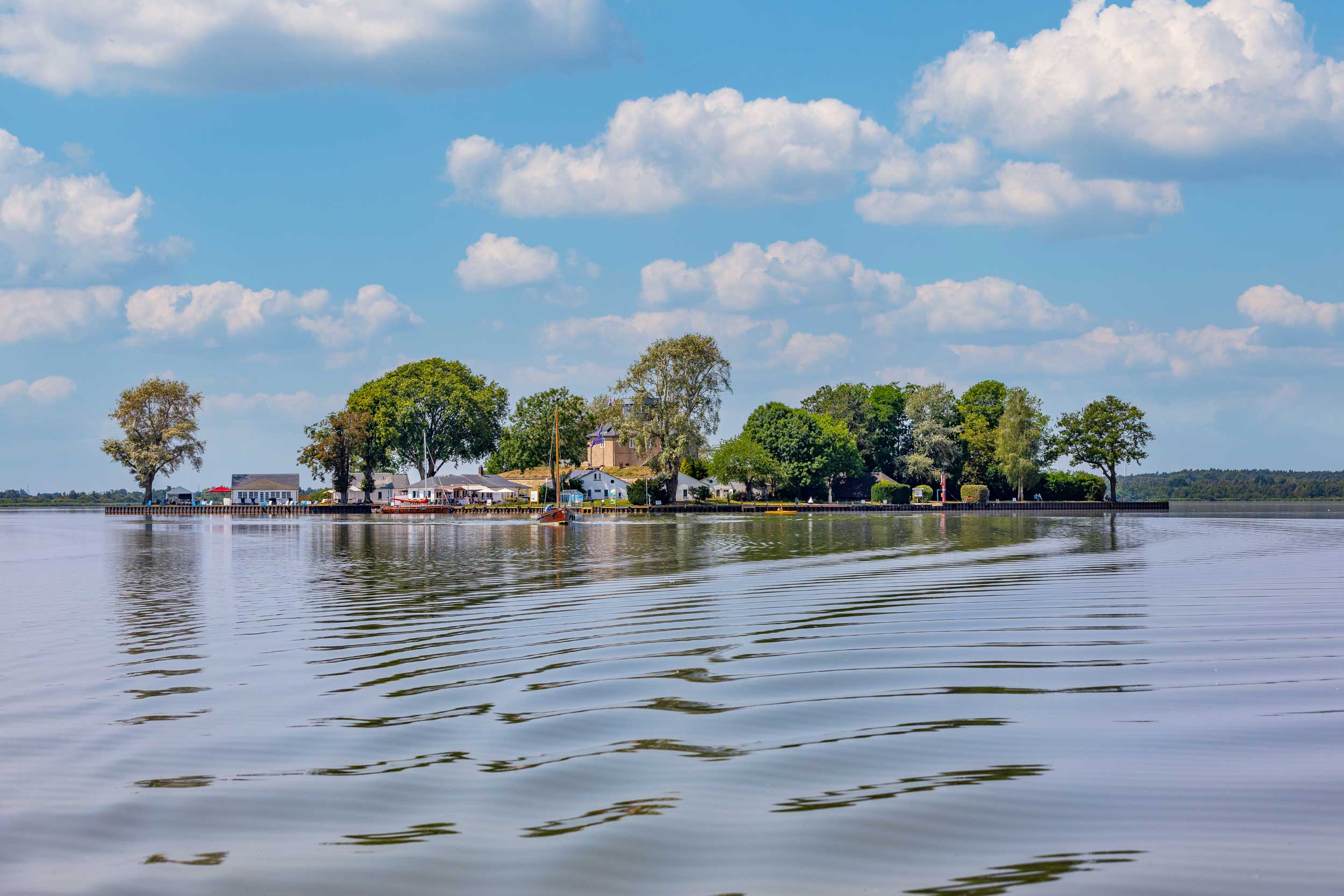 Steinhuder Meer mit der Insel Wilhelmstein im Hintergrund